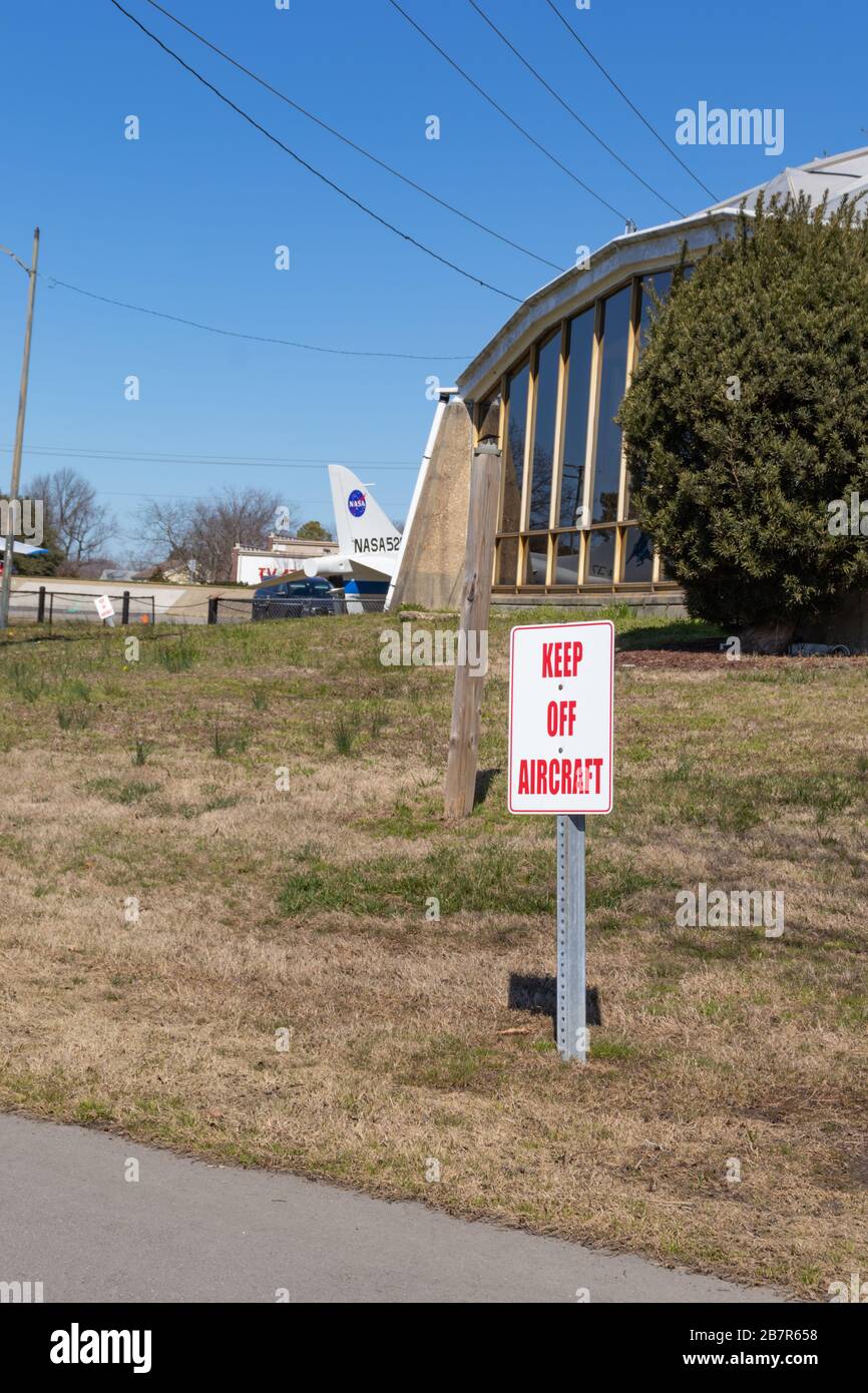 Hampton, VA/USA-1 Marzo 2020: Un cartello che dice a patroni e visitatori di 'tenere fuori l'aereo' all'Air Power Park vicino alla base dell'aeronautica di Langley. Foto Stock
