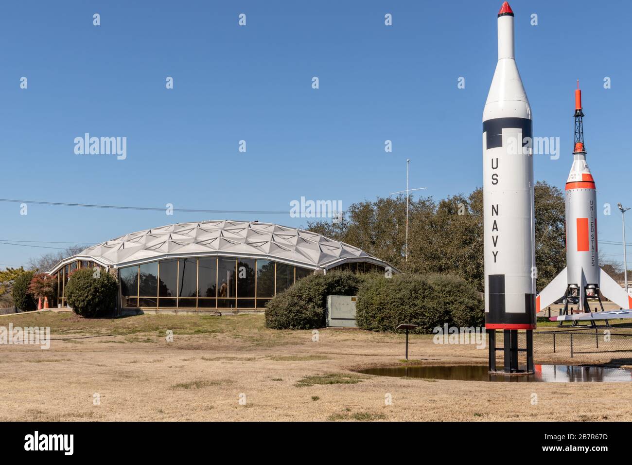 Hampton,VA/USA-1 marzo 2020: Il razzo Booster di Mercury Little Joe e un missile Nike in mostra nell'Air Power Park vicino alla base dell'aeronautica militare di Langley. Foto Stock