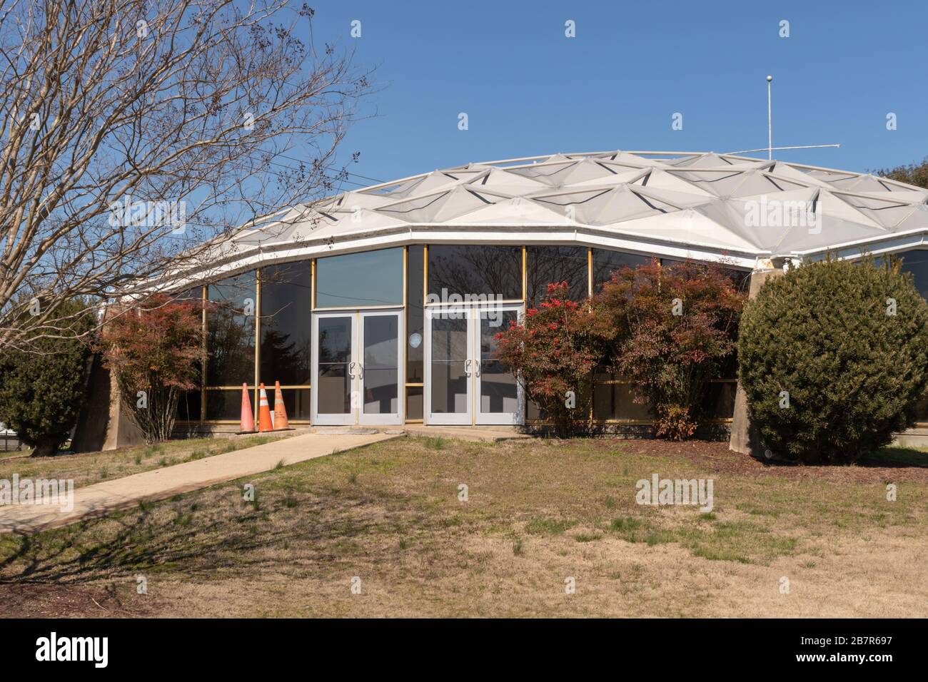 Hampton, VA/USA-1 marzo 2020: Ingresso posteriore al museo interno e mostra all'Air Power Park vicino alla base dell'aeronautica militare di Langley. Foto Stock