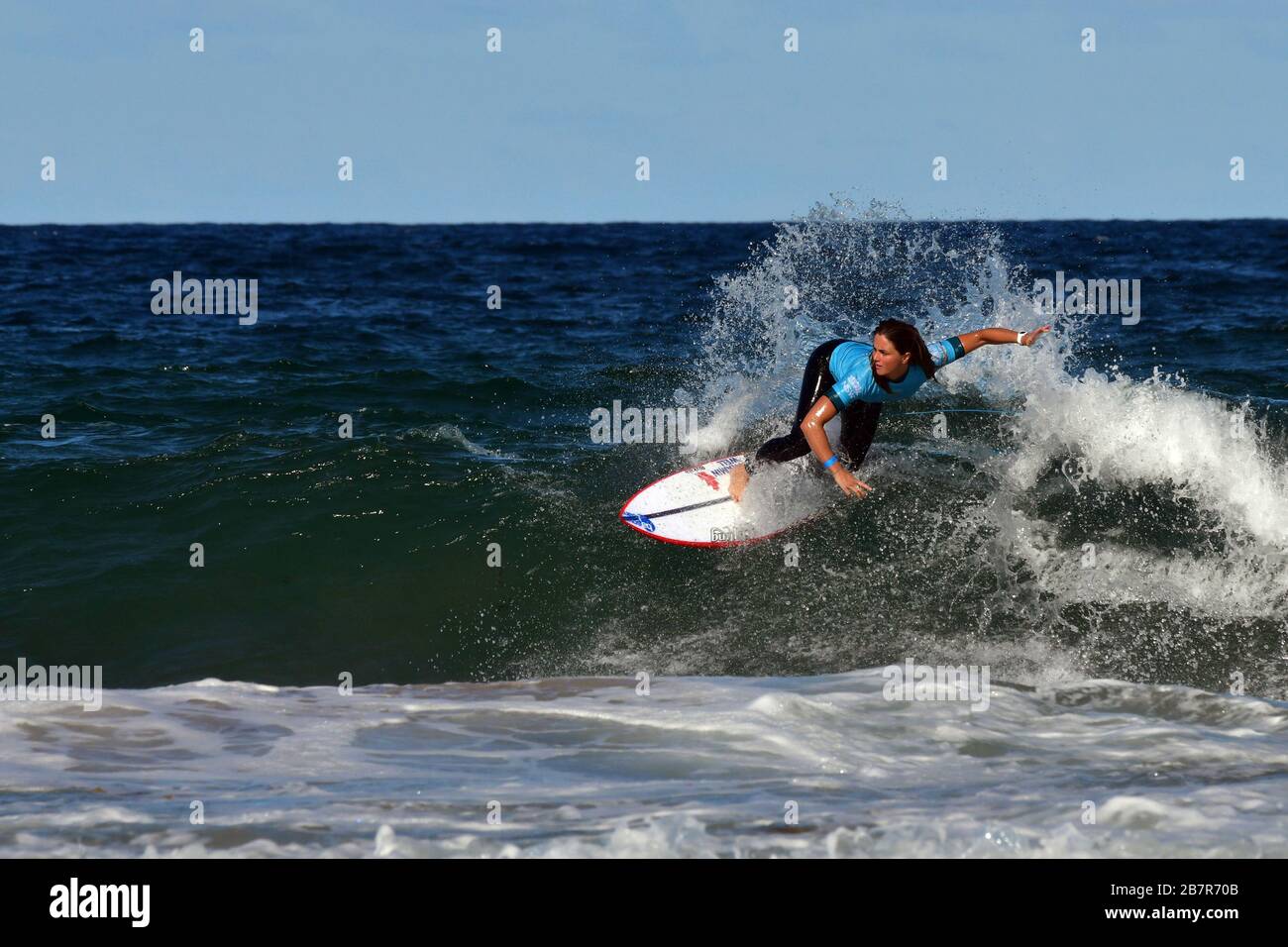 Leticia Canales Bilboa in azione al Sydney Surf Pro 2020 Foto Stock