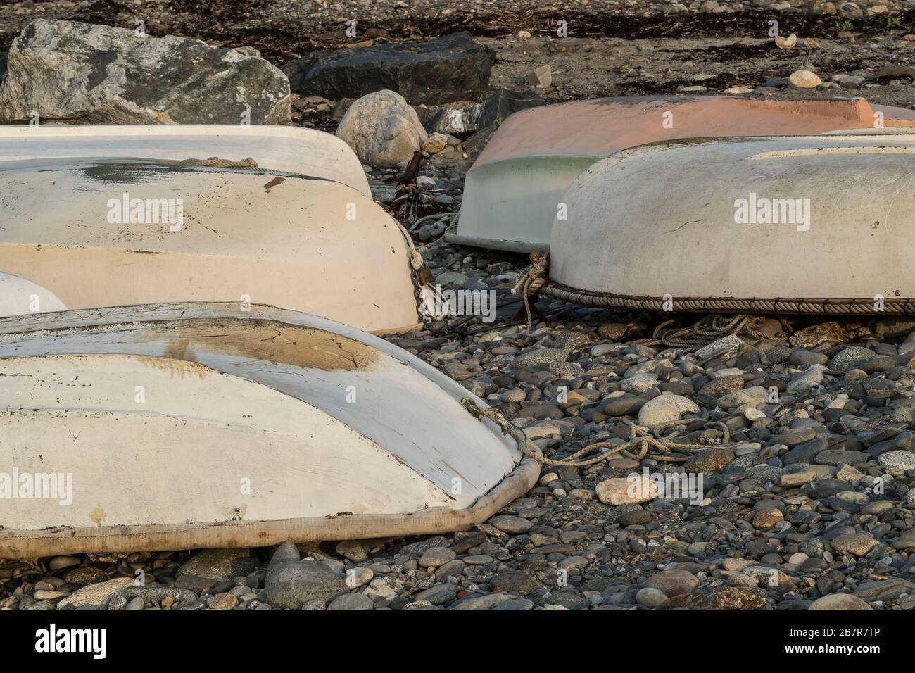 La costa rocciosa del New Hampshire vanta molte barche, sulla riva e in acqua. Piccolo porto a Rye, NH durante la stagione della pesca e della nautica. Bella città. Foto Stock