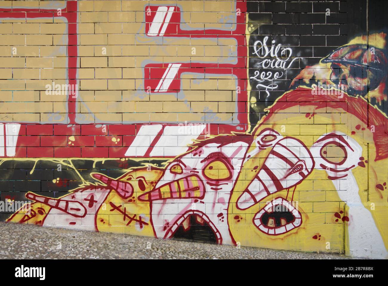 Graffiti moderni a porta Garibaldi, distretta di Milano, raffiguranti la caricatura di un volto umano con occhi rivolti verso il cielo e un lungo naso grande. Foto Stock