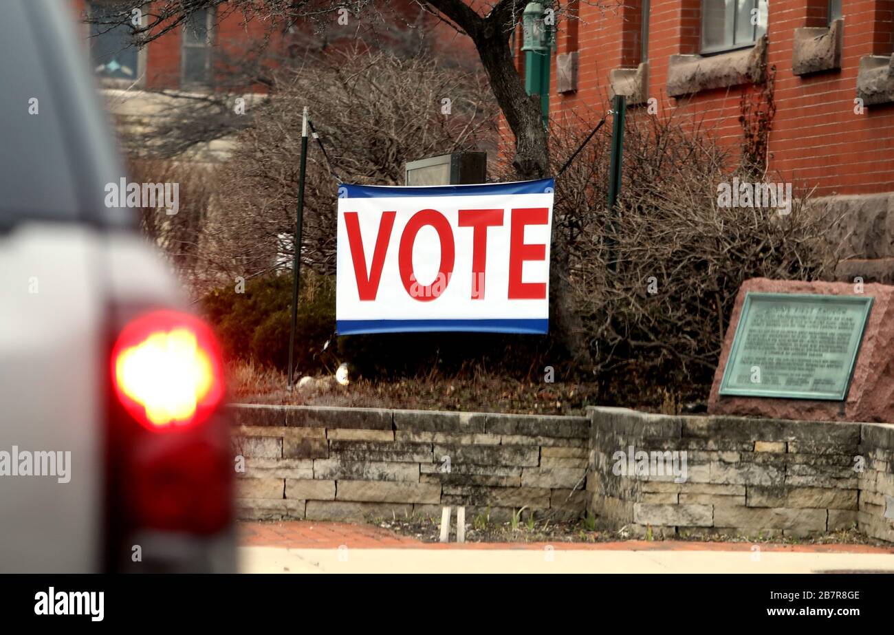 Elgin, Illinois, Stati Uniti. 16 Marzo 2020. Lunedì 16 marzo 2020 - Elgin, Illinois, Stati Uniti - UN segno che incoraggia la gente a partecipare alle elezioni primarie dell'Illinois è visto davanti ad una chiesa a Elgin, Illinois. Le elezioni si sono svolte durante la pandemia di Coronavirus. Credit: H. Rick Bamman/ZUMA Wire/Alamy Live News Foto Stock
