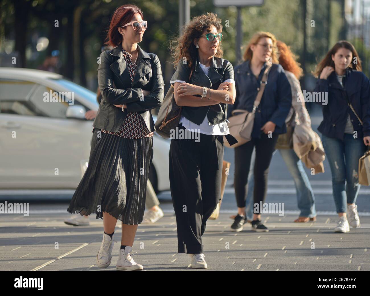 Donne italiane che camminano in Piazza Umberto i, Via Sparano da Bari. Bari, Italia Foto Stock