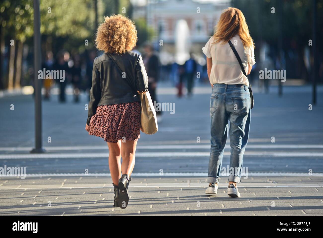 Donne italiane che camminano in Piazza Umberto i, Via Sparano da Bari. Bari, Italia Foto Stock