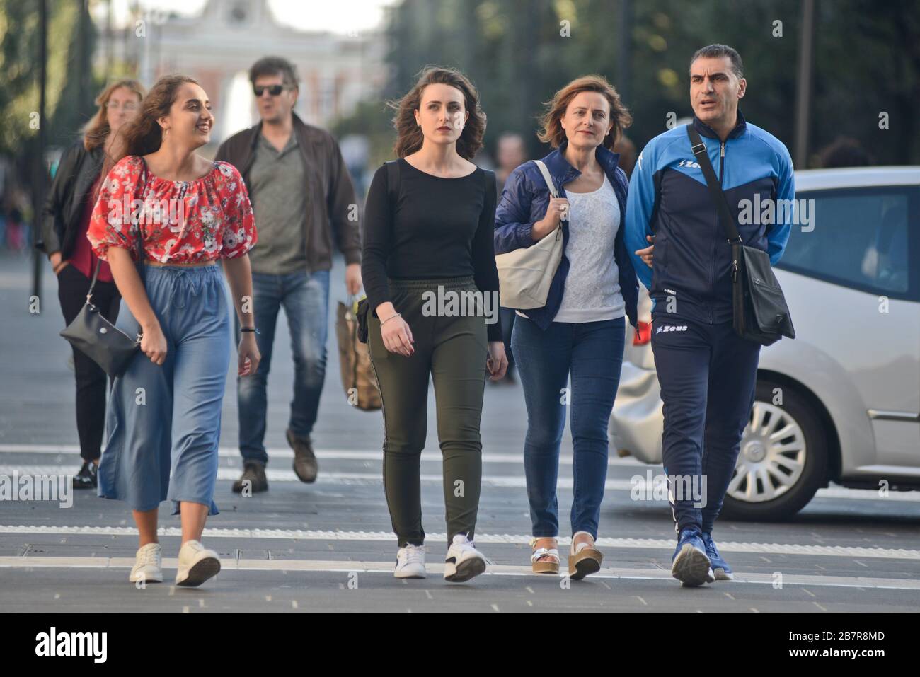 Una famiglia italiana che cammina in Piazza Umberto i, Via Sparano. Bari, Italia Foto Stock