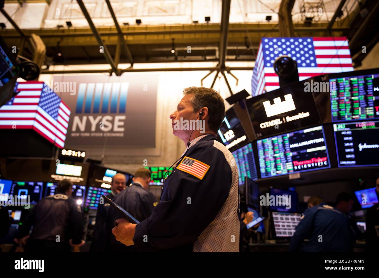 New York, Stati Uniti. 17 Marzo 2020. Un commerciante lavora alla Borsa di New York (NYSE) a New York, negli Stati Uniti, il 17 marzo 2020. Gli stock americani si sono ribellati martedì, a seguito di una storica caduta nella sessione precedente, tra le speranze di ulteriori misure di stimolo per contrastare l'impatto del coronavirus. La media industriale di Dow Jones ha finito su 1,048.86 punti, o 5.20 per cento, a 21,237.38. L'indice S&P 500 è aumentato di 143.06 punti, ovvero del 6.00%, a 2,529.19. L'indice composito Nasdaq è salito di 430.19 punti, o 6.23 per cento, a 7,334.78. Credit: Michael Nagle/Xinhua/Alamy Live News Foto Stock