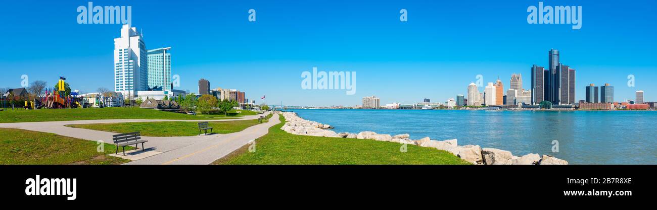 Stati Uniti-Canada confinano con Detroit e Windsor con il cielo blu Foto Stock
