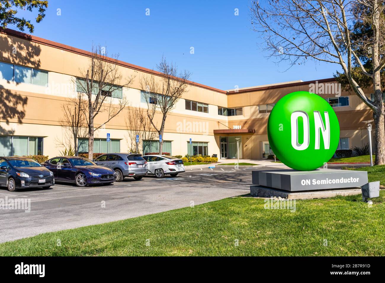 Feb 25, 2020 Santa Clara / CA / USA - ON Semiconductor uffici a Silicon Valley; ON Semiconductor è un fornitore di semiconduttori e gestisce una rete di Foto Stock