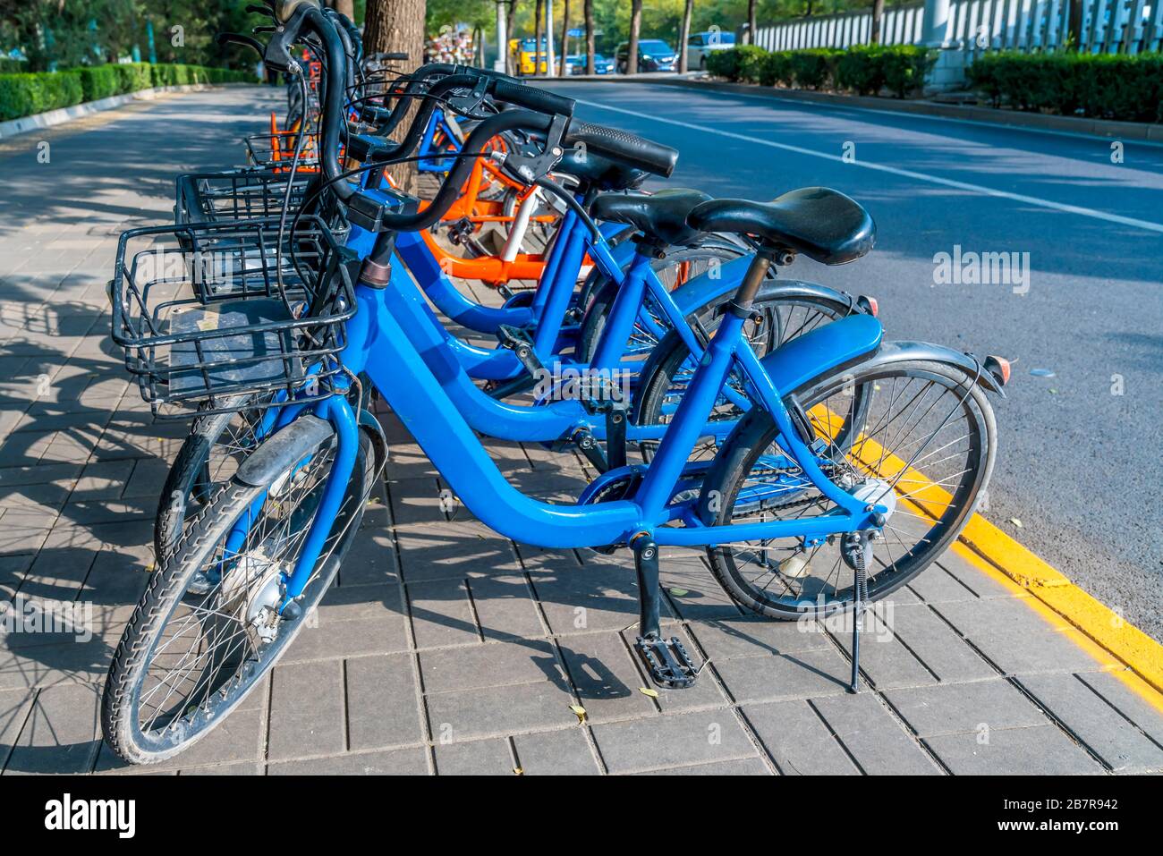 Una fila di biciclette condivise sul marciapiede a Pechino, Cina Foto Stock