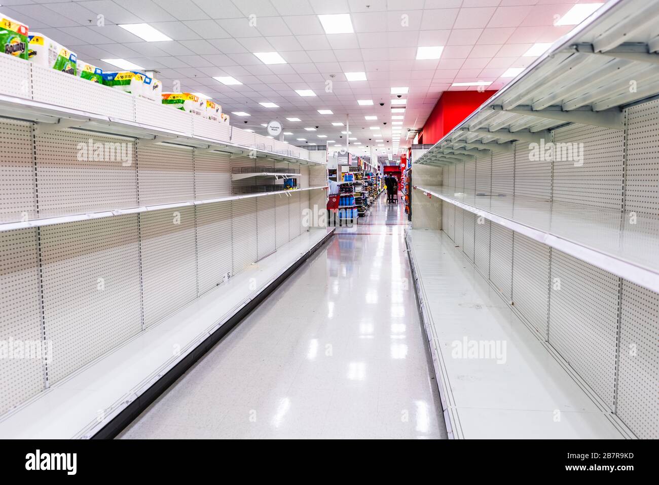 Mar 11, 2020 Santa Clara / CA / Stati Uniti - scaffali di supermarket sdoganato da tutti i prodotti di carta igienica in mezzo a coronavirus (Covid-19) paure che ha portato a. Foto Stock