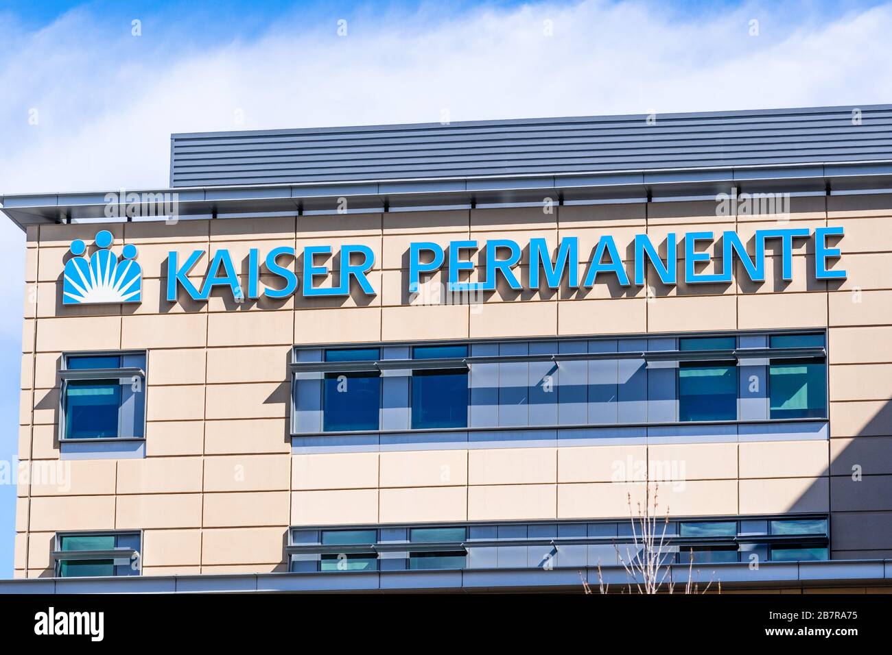 16 marzo 2020 Redwood City / CA / USA - Kaiser permanente logo presso il loro Ospedale nella Baia di San Francisco; Kaiser permanente è un integratore americano Foto Stock