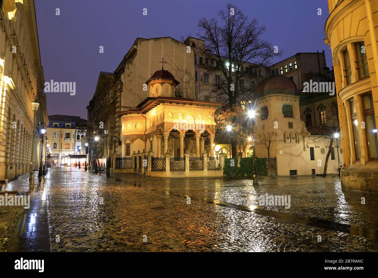 Chiesa di Stavropoleos di notte, Bucarest. Attrazione turistica della città vecchia in Romania Foto Stock