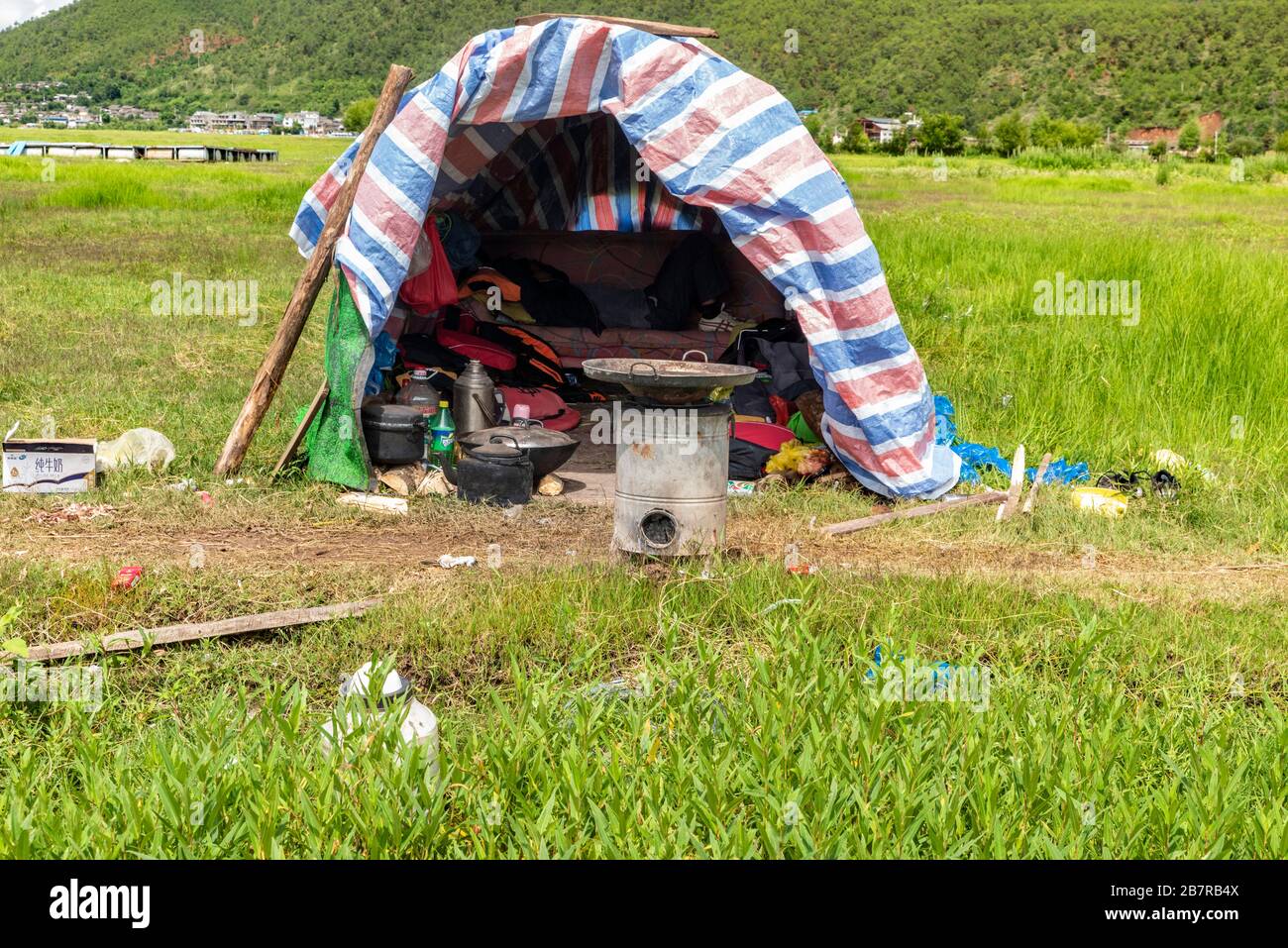 Tenda fatta in casa per i contadini e guide turistiche al lago di Lashi, un paradiso per gli uccelli migranti e l'origine dell'antica strada del cavallo del tè. Foto Stock