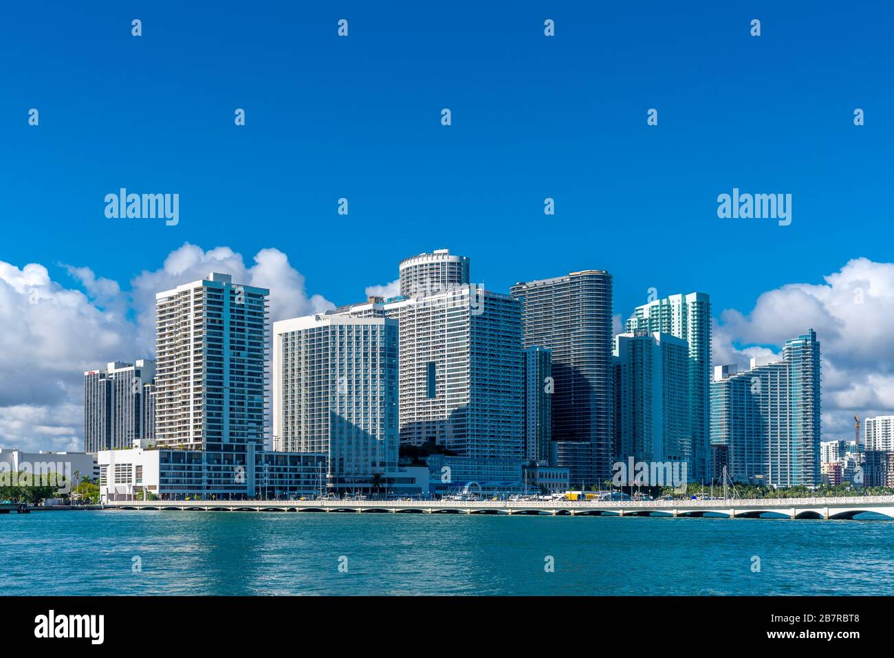 Alto edificio in Miami con ponte di Causeway Veneziano Foto Stock