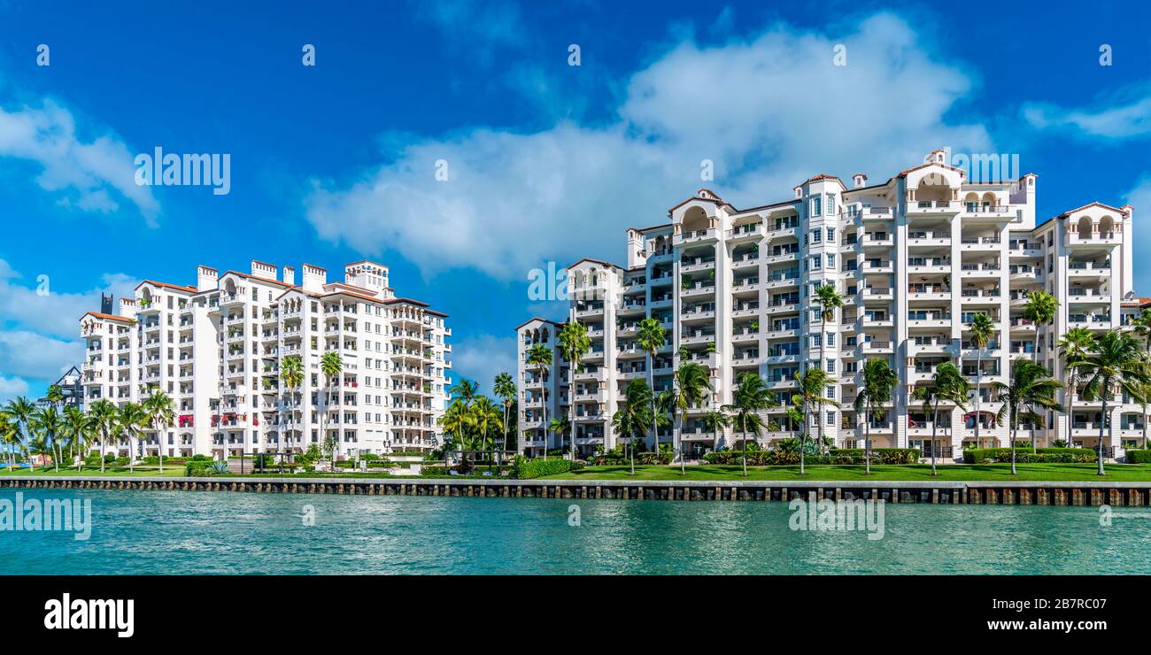 Nuovi edifici condominali sul lungomare di Miami. Foto Stock