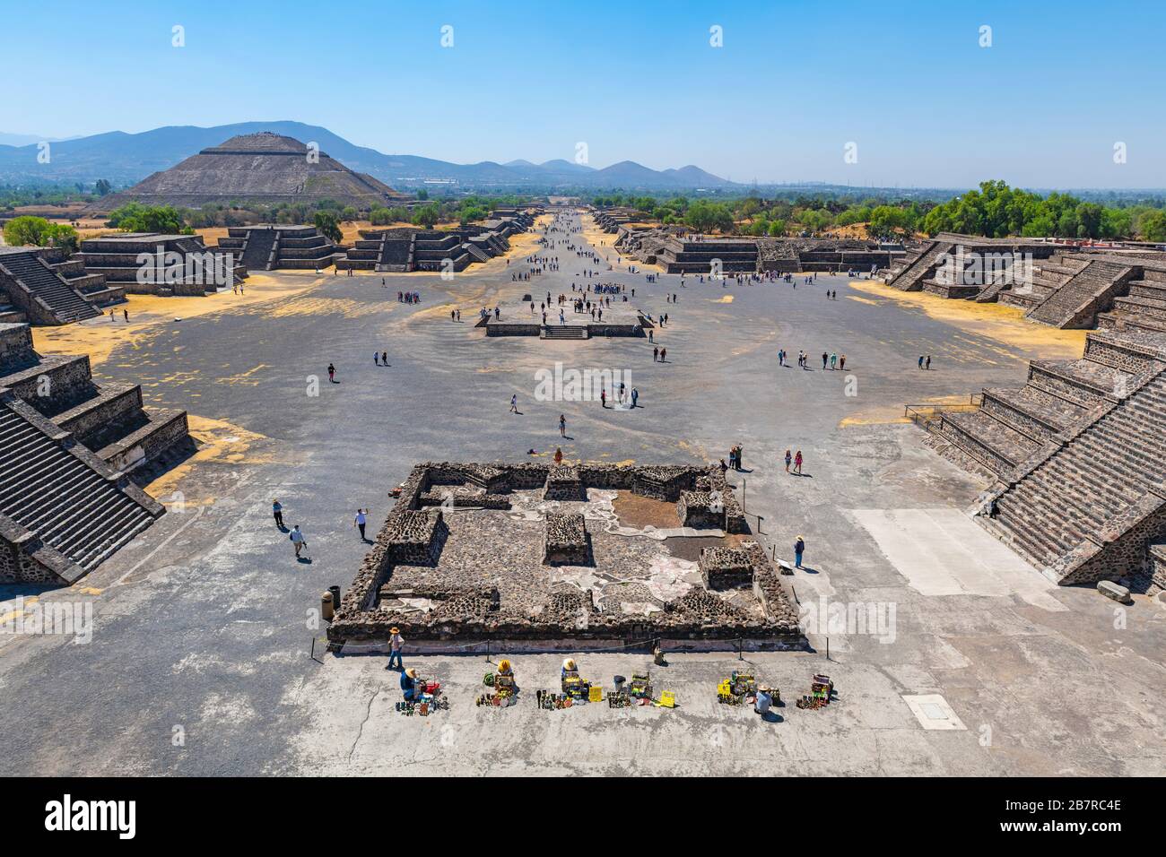 Il sito archeologico di Teotihuacan visto dalla piramide lunare con il vicolo dei morti e la piramide del Sole e turisti, Città del Messico, Messico. Foto Stock