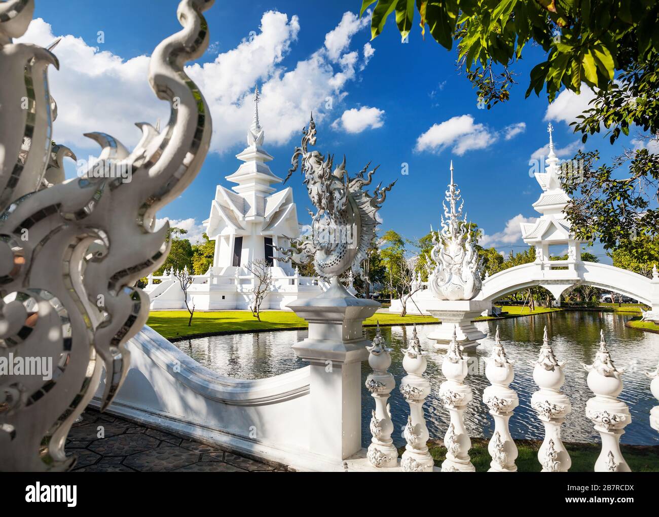Wat Rong Khun il tempio bianco con stagno in Chiang Rai, Thailandia Foto Stock