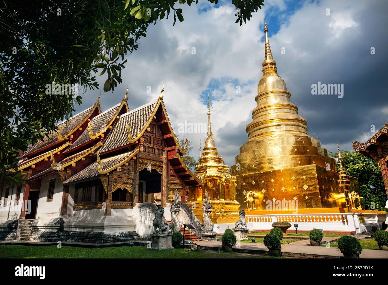 Wat Phra Sing con golden Stupa al cielo nuvoloso in background, Chiang Mai, Thailandia Foto Stock