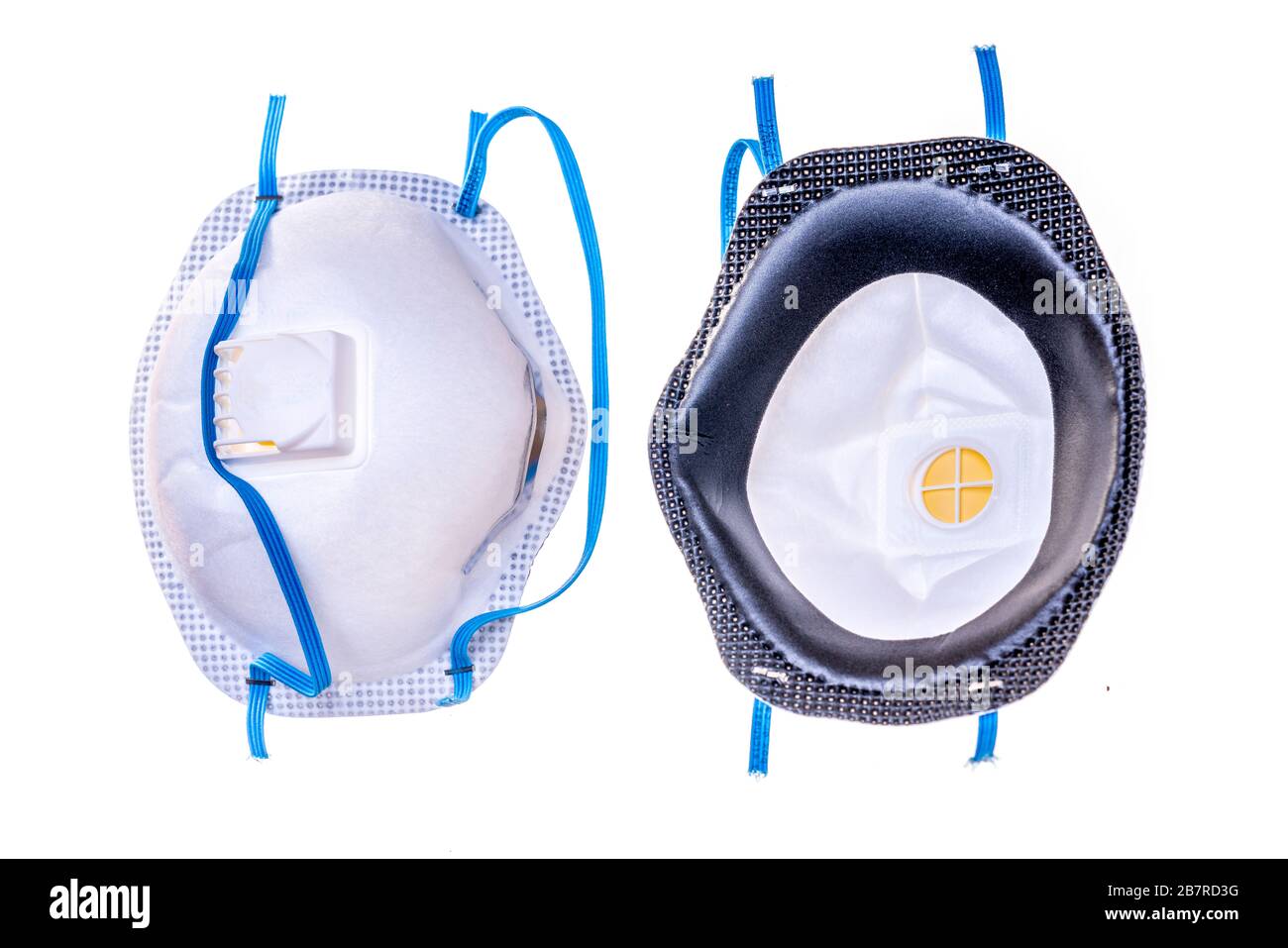 Vista in primo piano delle maschere facciali con sfondo bianco Foto Stock