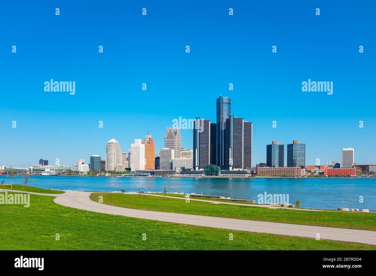 Skyline di Detroit con cielo blu Foto Stock