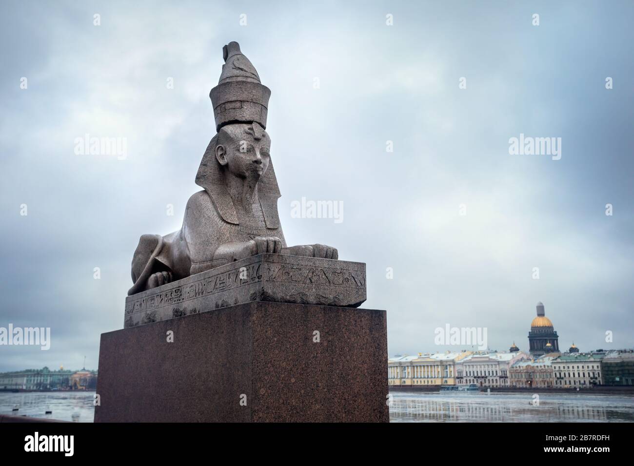 Vecchio sistema egiziano sphynx sulle banchine del fiume Neva al cielo molto nuvoloso in inverno a San Pietroburgo, Russia Foto Stock