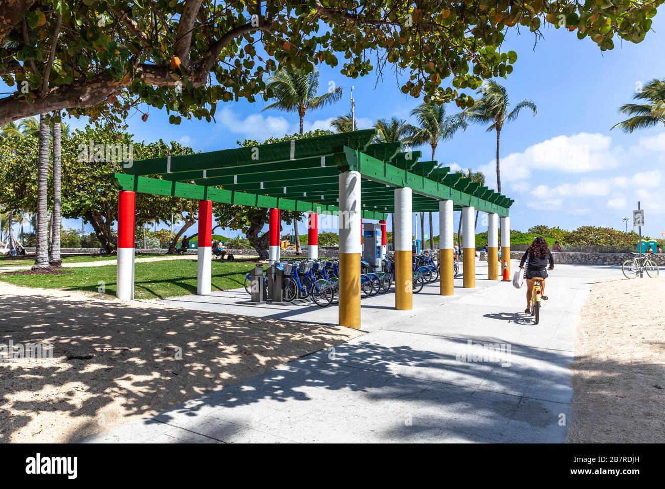 Un colorato noleggio biciclette rifugio, South Beach, Miami Beach, Florida, Stati Uniti. Foto Stock