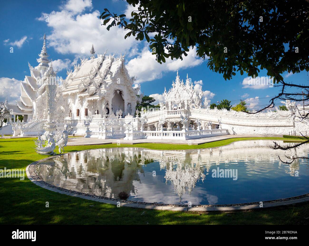 Wat Rong Khun Tempio bianco con la riflessione nello stagno in Chiang Rai, Thailandia Foto Stock