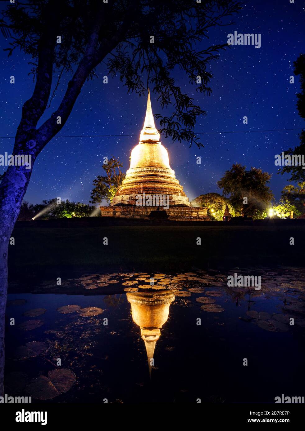 Stupa dorato tempio buddista in Sukhothai Historical Park, Thailandia Foto Stock