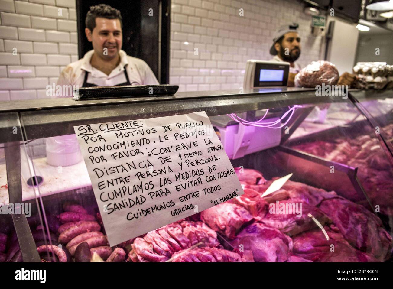 Buenos Aires, capitale federale, Argentina. 17 Marzo 2020. Le aziende di quartiere nella città di Buenos Aires hanno già attivato piani di servizio clienti speciali per il coronavirus.in loro locali, hanno implementato una distanza minima di un metro con il contatore e le persone presenti all'interno di ogni locale, massimali di acquisto per i prodotti critici per facilitare l'"accesso paritario" a tutti i clienti e priorità di attenzione alle popolazioni a rischio (più alte 60, incinte e immunosoppresse), tra le altre misure. Dato il contesto globale e in conformità con le misure adottate di recente Foto Stock