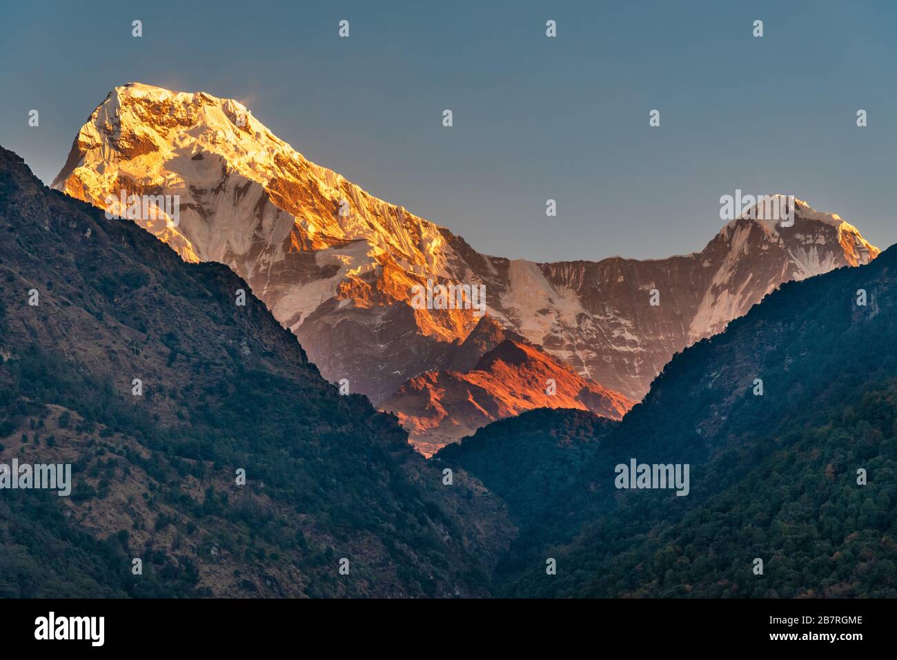 Bella vista dell'alba di Annapurna Sud nella regione di Kaski Pokhara Nepal  Foto stock - Alamy