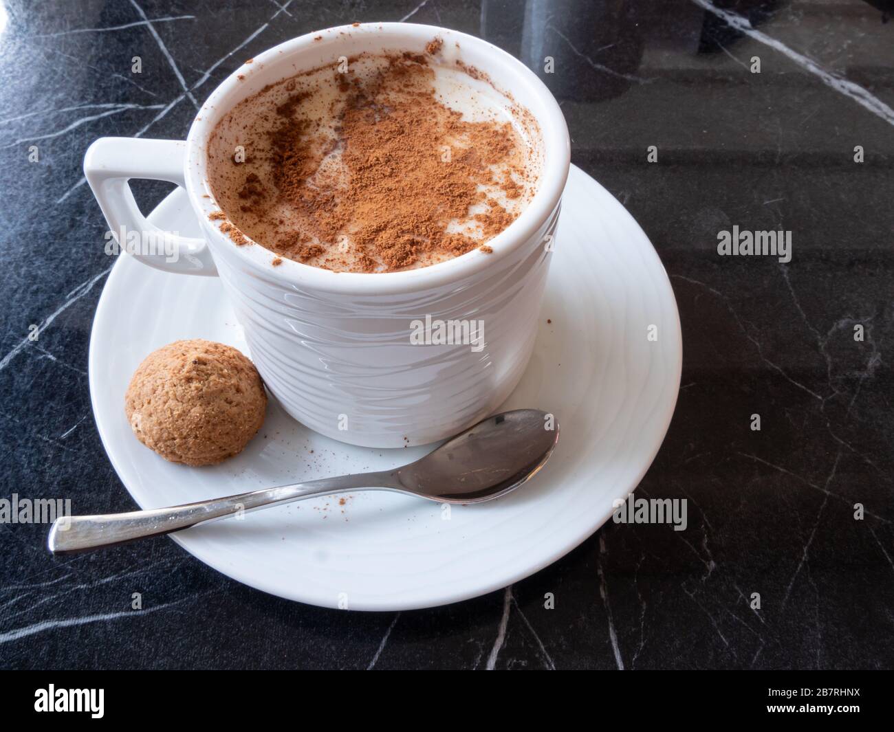 Sahlep o Salep tradizionale turco bevanda invernale con cannella. Cibo e bevande di sottofondo texture. Foto Stock