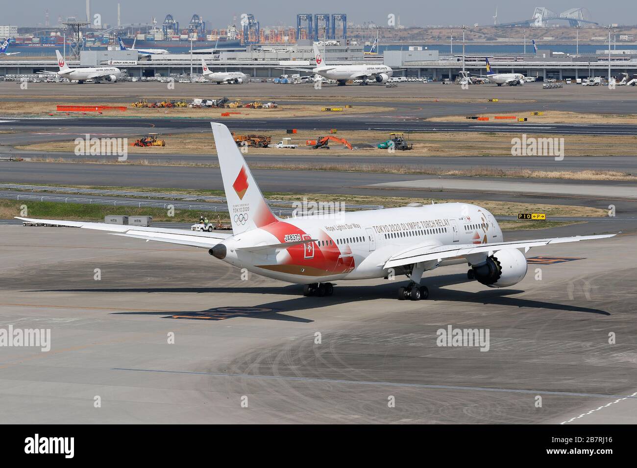 L'aeromobile ''Tokyo 2020'' della Olympic Torch Special è stato visto al Terminal 3 dell'Aeroporto di Haneda il 18 marzo 2020 a Tokyo, Giappone. L'aereo partì per la Grecia per trasportare la fiamma olimpica in Giappone, al suo ritorno, atterrerà alla base della forza di autodifesa aerea giapponese Matsushima nella prefettura di Miyagi per iniziare il viaggio di 121 giorni della Torch Relay attraverso il paese. Credit: Rodrigo Reyes Marin/AFLO/Alamy Live News Foto Stock