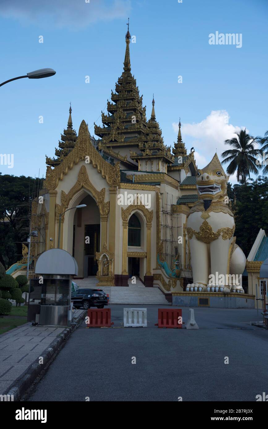 Myanmar: Yangon, ingresso pagoda Shwedagon. Foto Stock