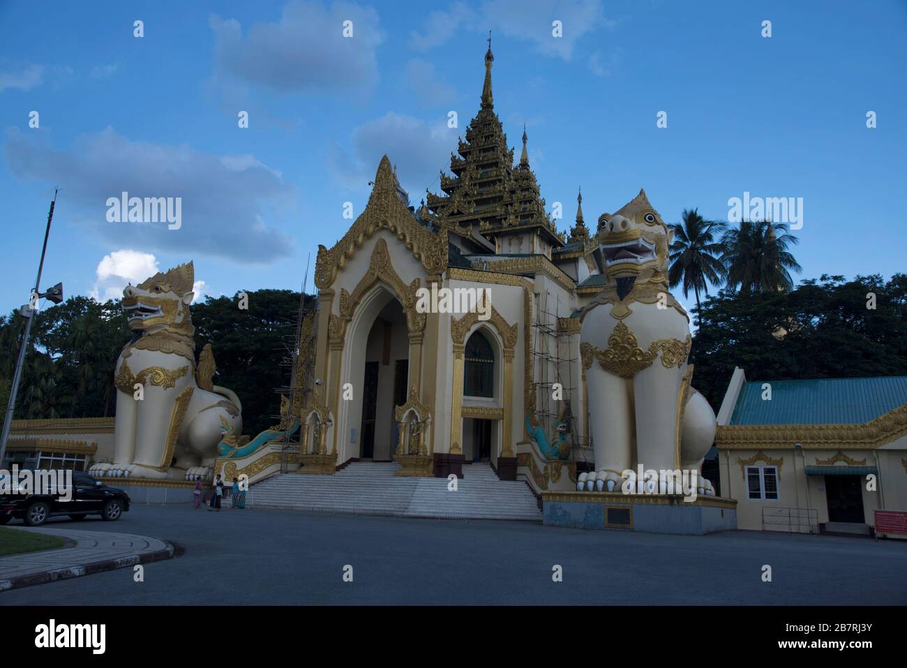 Myanmar: Yangon, ingresso pagoda Shwedagon che mostra enormi leoni su entrambi i lati dell'ingresso. Foto Stock