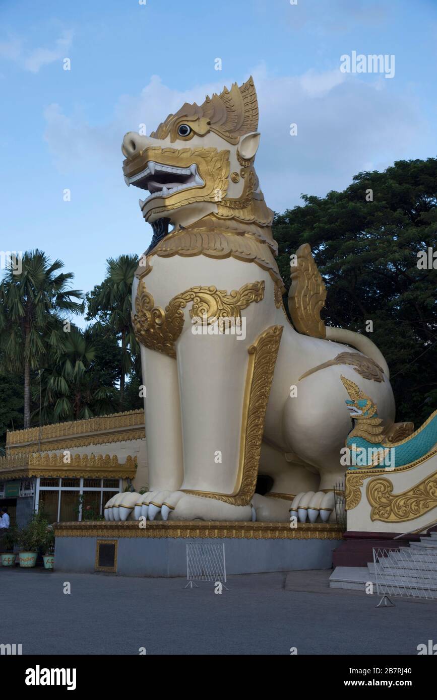 Myanmar: Yangon, pagoda Shwedagon. Vista ravvicinata del leone di fronte all'ingresso. Foto Stock