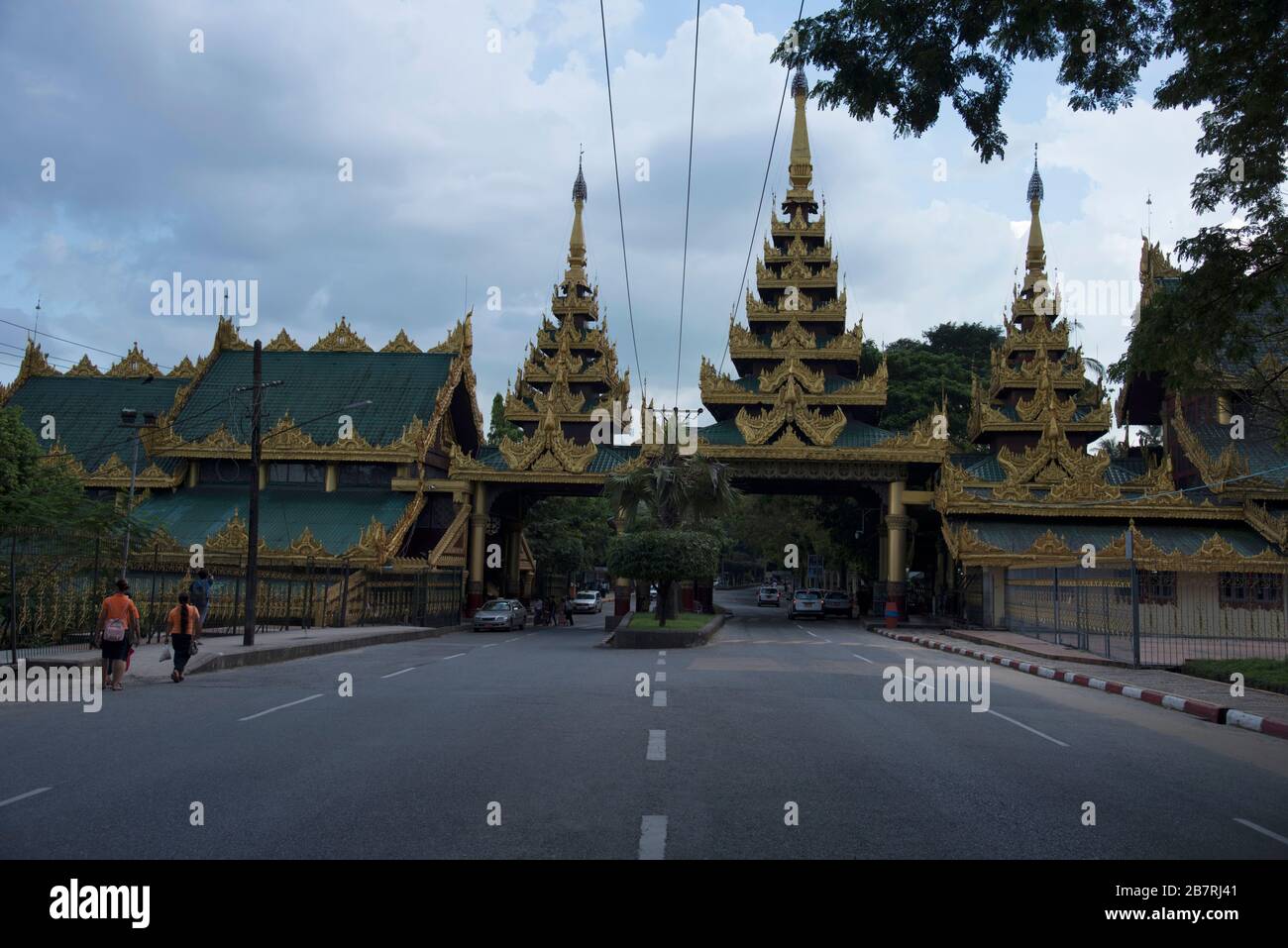 Myanmar: Yangon, pagoda Shwedagon, Western Gateway. Foto Stock