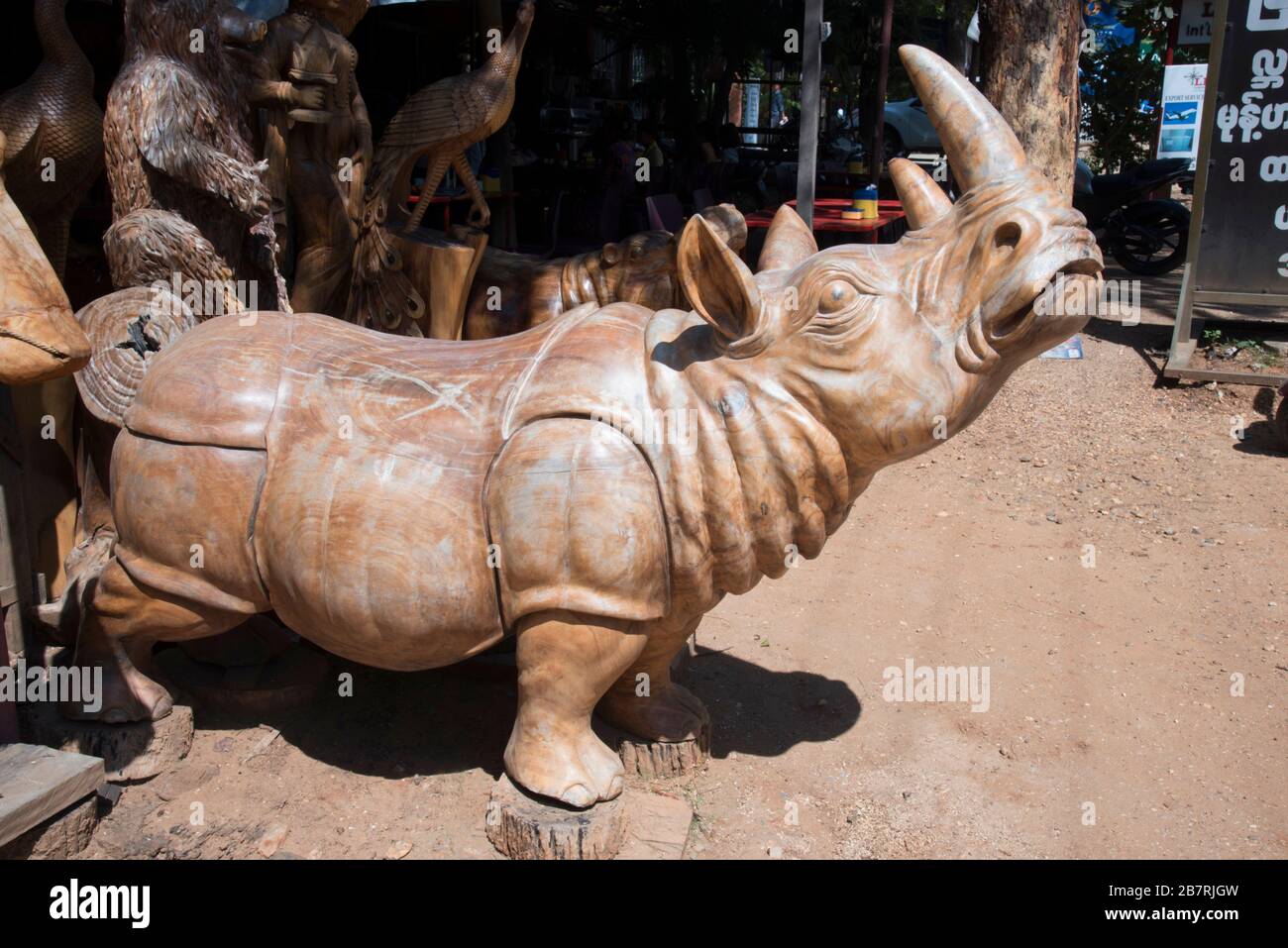 Myanmar: Bagan - un pezzo unico Rhino in legno per la vendita in uno dei negozi di artigianato a Bagan Foto Stock