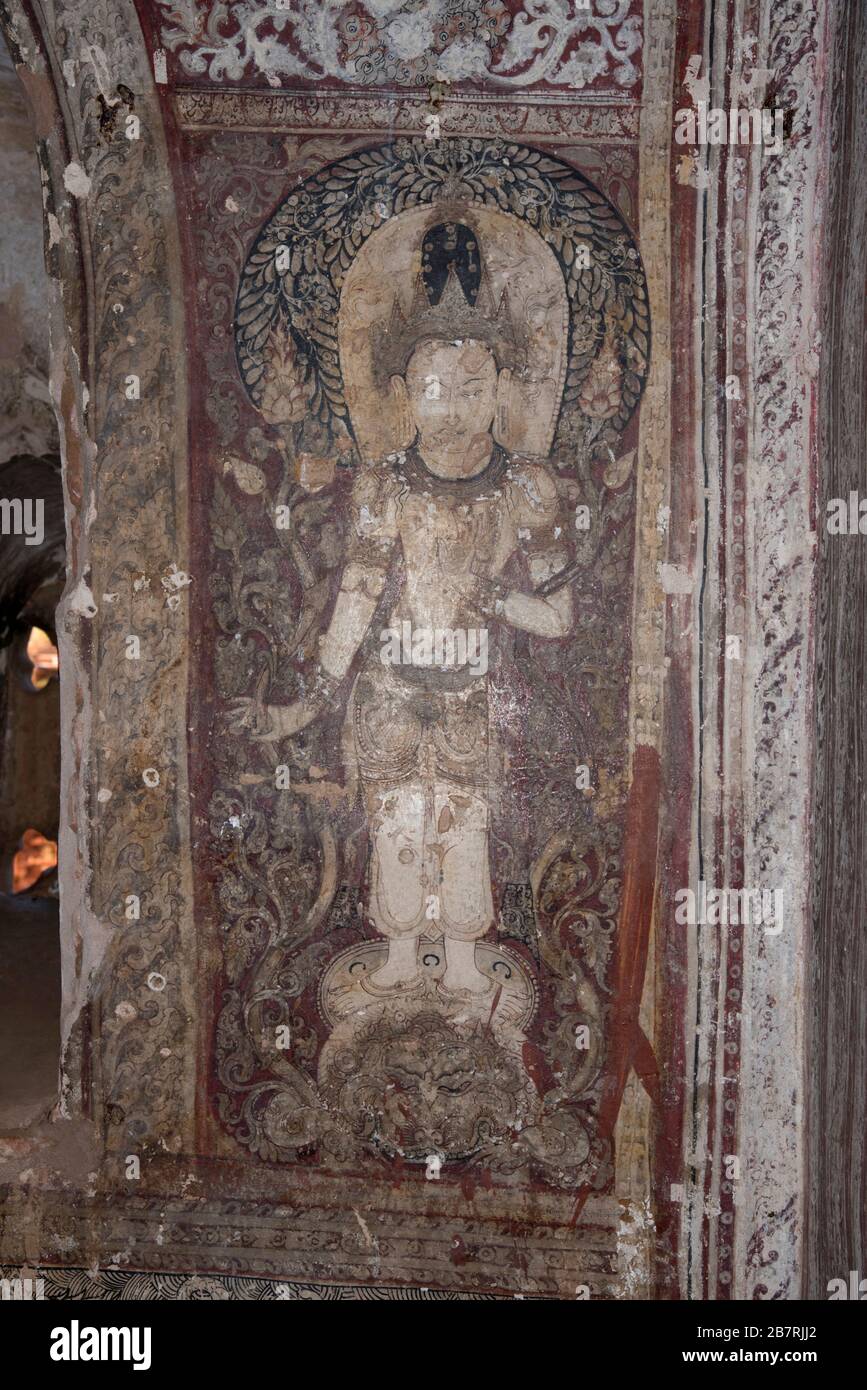 Myanmar: Tempio di Bagan-Nandamanya, Phaya Thone circa. IX-X secolo d.C. in piedi Bodhisattva vicino al santuario. Foto Stock