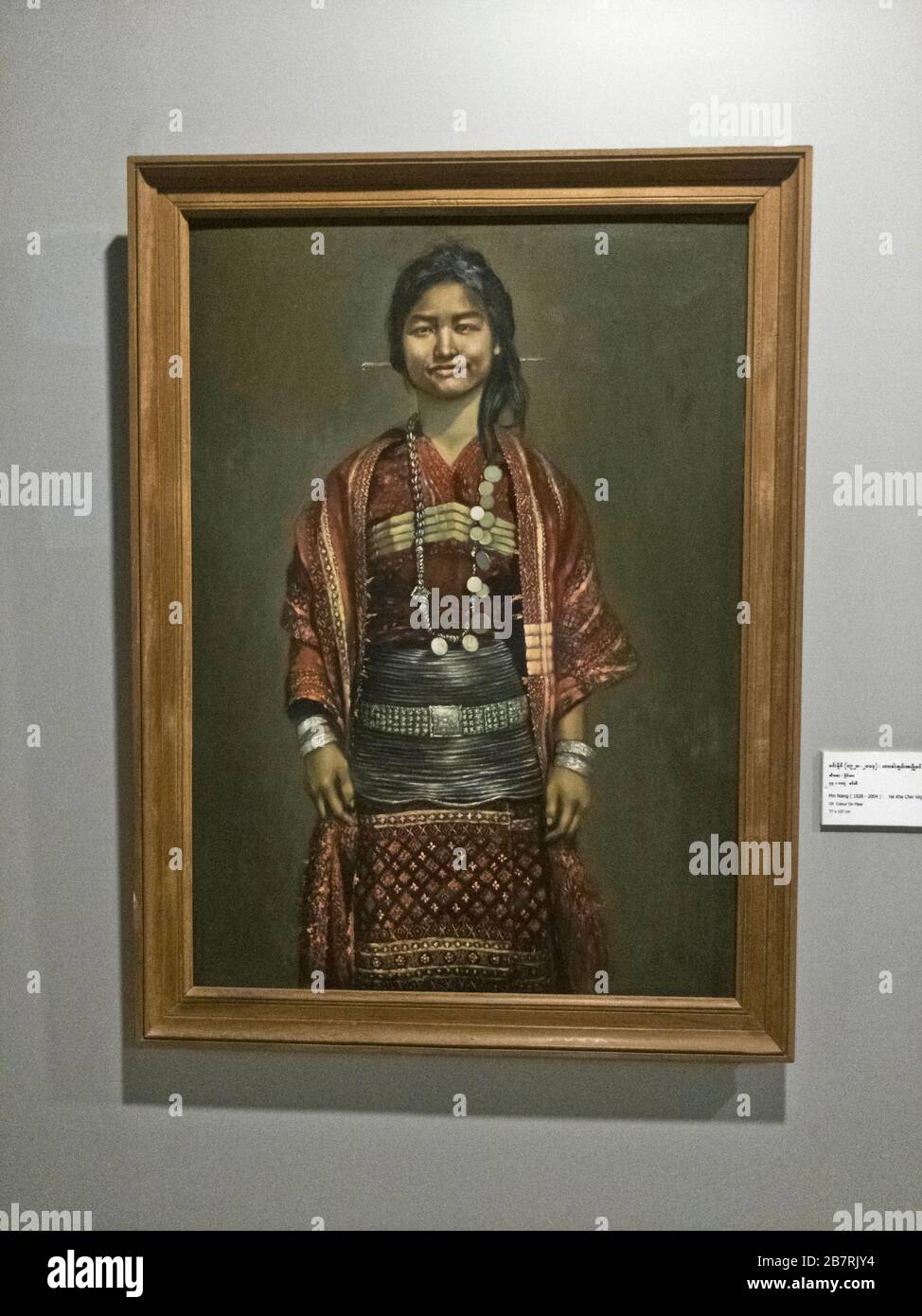 Myanmar: Museo Nazionale di Yangon. Pittura di una ragazza birmana che indossa abiti tradizionali. Foto Stock