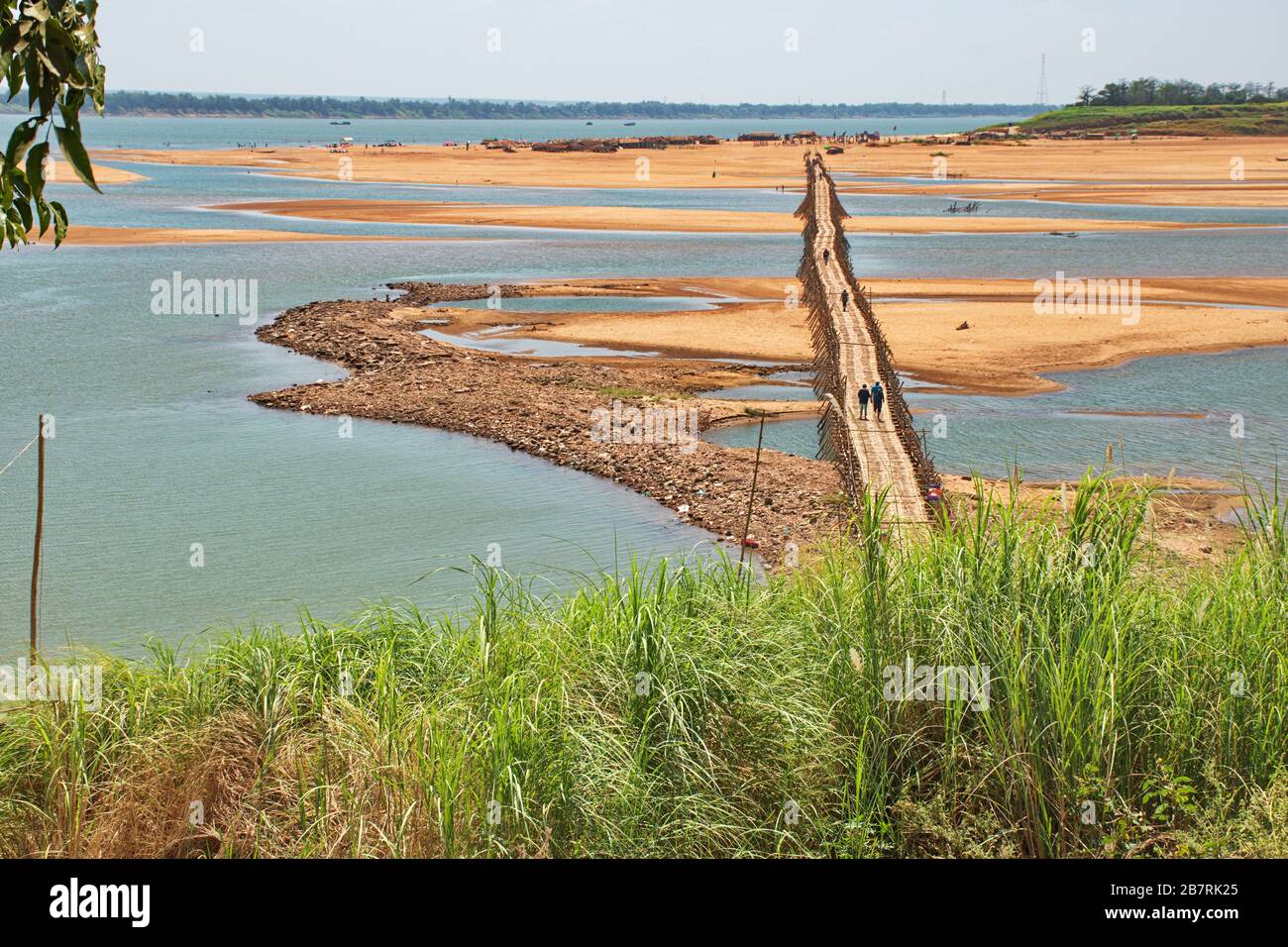 Vista ad alta angolazione del ponte di bambù in Cambogia Foto Stock