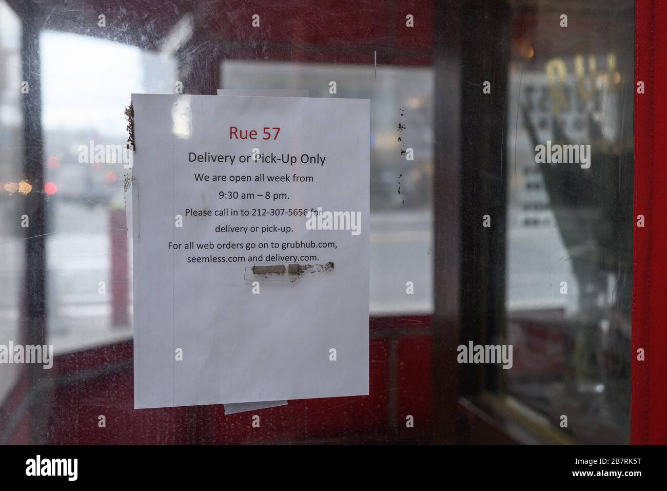 A partire da martedì 17 marzo 2020 i ristoranti di New York devono essere chiusi per cenare presso i clienti nel tentativo di rallentare la diffusione della COVID19 attraverso la città. Foto Stock