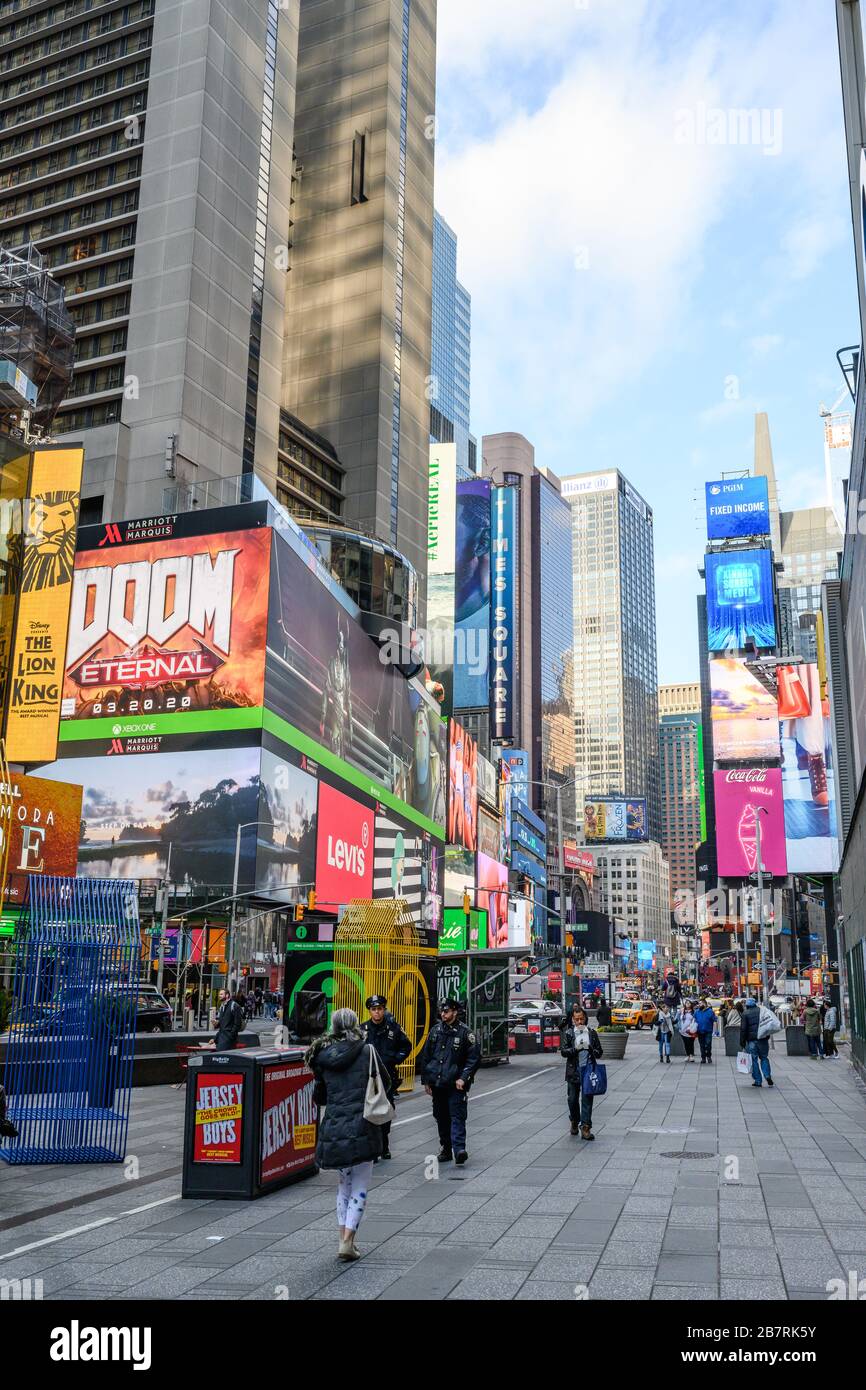 Times Square a New York City in quella che normalmente è l'ora di punta.  Tuttavia, a causa delle chiusure e delle restrizioni in risposta alla  pandemia di COVID19, esse sono relativamente vuote