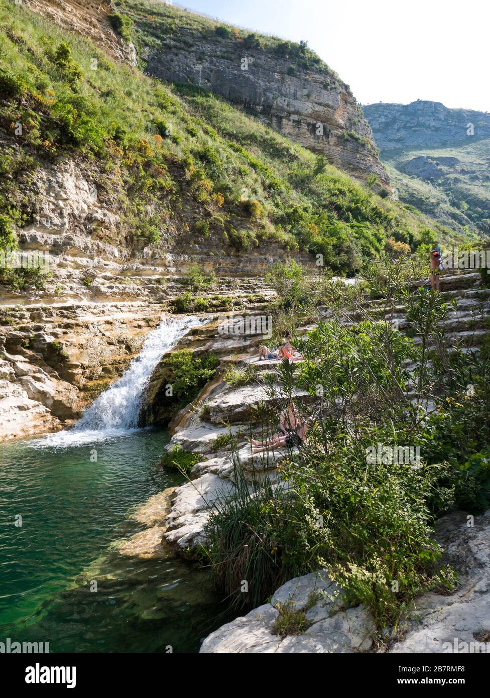 Laghi di Cavagrande Avola Sicilia Italia - sentiero delle montagne, laghi  naturali e fiume, nel mezzo di campi di fiori ed erbe selvatiche. Sullo  sfondo roc Foto stock - Alamy