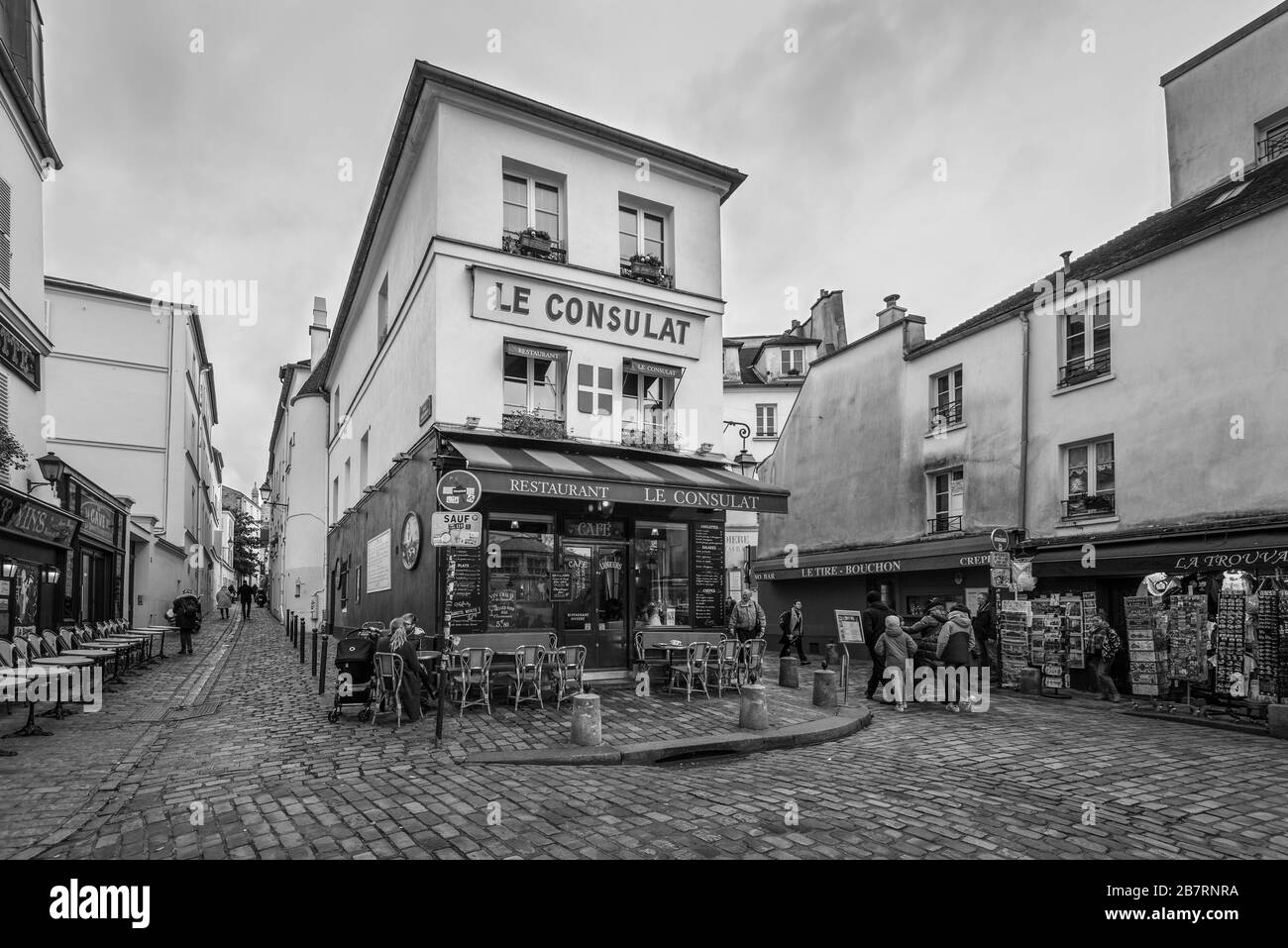 Parigi, Francia - 24 dicembre 2018: Esterno del ristorante la Consulat a Montmartre, Parigi, Francia. Fotografia in bianco e nero. Architettura e terra Foto Stock