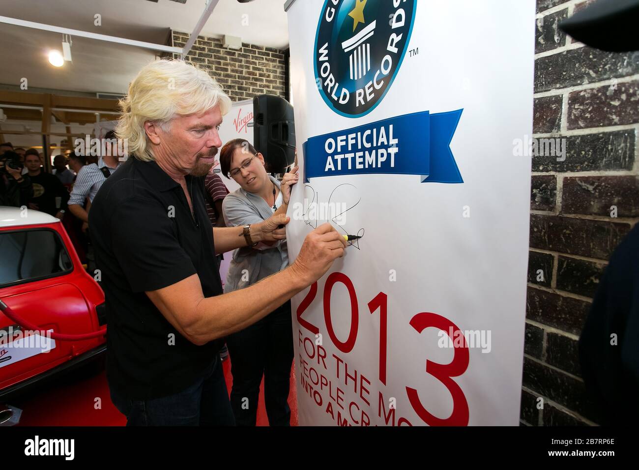 Johannesburg, Sud Africa - Ottobre 02, 2013: Richard Branson firma autografi alla Virgin Mobile Guinness World Record tentativo e raggiunto il montaggio Foto Stock