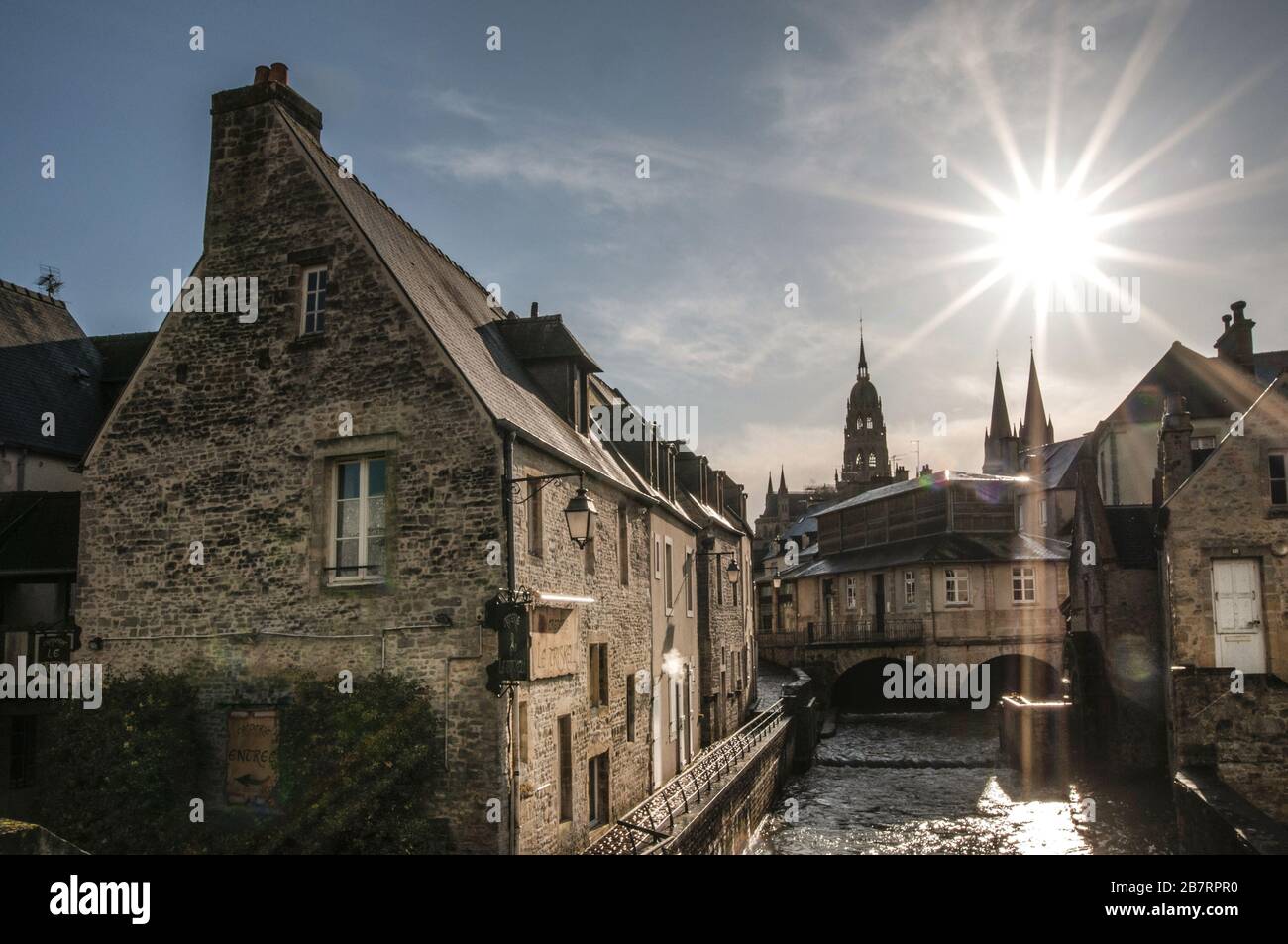 Città vecchia di Bayeux con il fiume Aure, sullo sfondo le torri della cattedrale di Nortre Dame de Bayeux, dipartimento del Calvados, Normandia, Francia Foto Stock