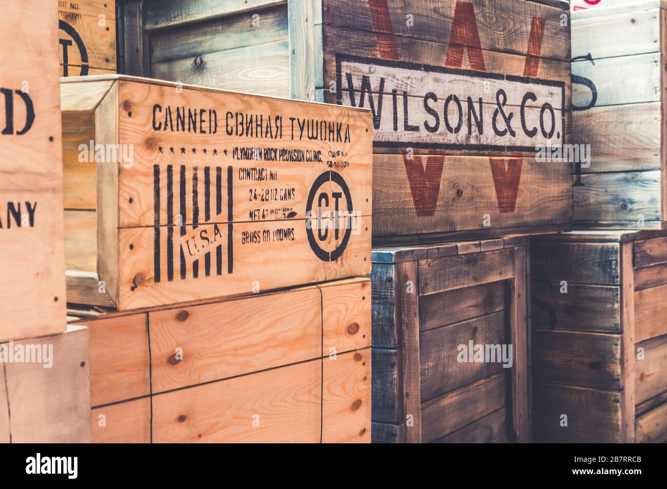 Installazione di scatole in legno vintage con articoli di merchandising pronti per la spedizione Foto Stock