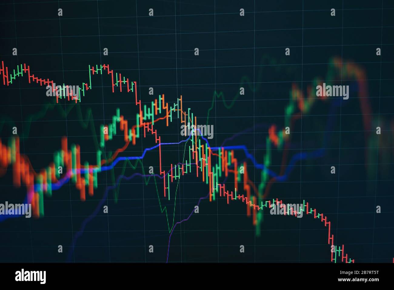 Prezzo tecniche grafico e indicatore rosso e verde candelabro grafico sul  tema blu screen, la volatilità del mercato, fino e la tendenza verso il  basso. Negoziazioni di borsa, crypto Foto stock -