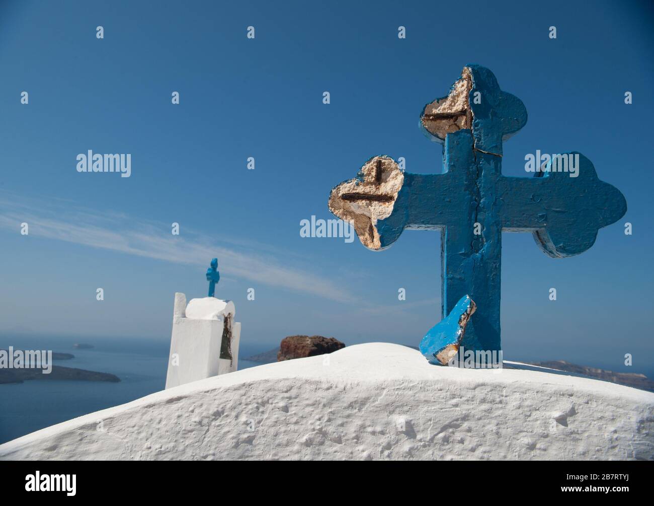 Croce Blu rotta sulla Chiesa greca a Santorini, Grecia nelle isole greche simboleggia il turismo povero e la povera economia nella crisi pandemica del C-19 Foto Stock